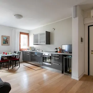 Lance With Lift, 2 Minutes Walk From The Train Station Apartment